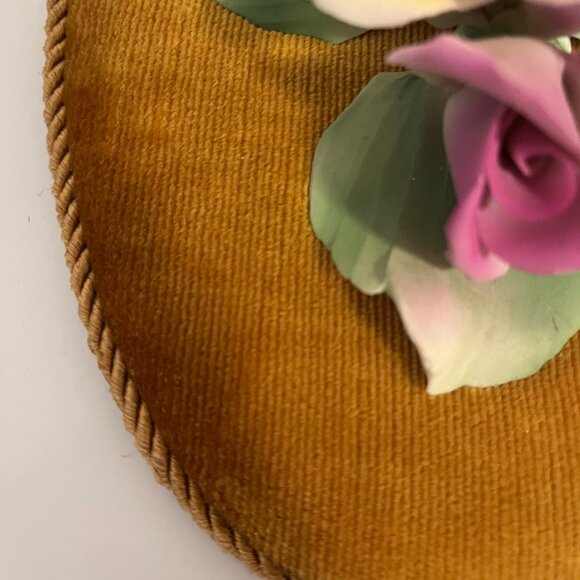 HANGING WALL ITALY VTG PLAQUE PORCELAIN ROSES ON GOLD VELVET BACKDRAFT-Preowned - Picture 5 of 6